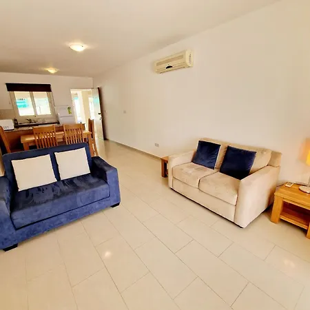 C5 Vanessa Poolside Apartment *