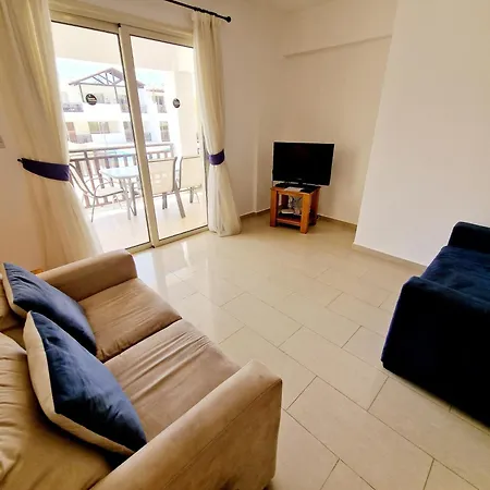 C5 Vanessa Poolside Apartment Peyia
