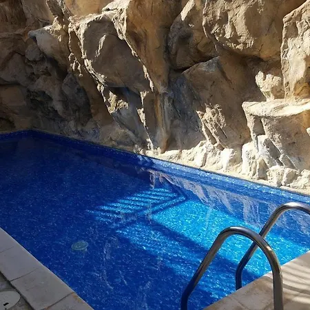 C5 Vanessa Poolside Daire Peyia