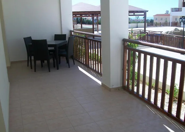 C5 Vanessa Poolside Pégeia