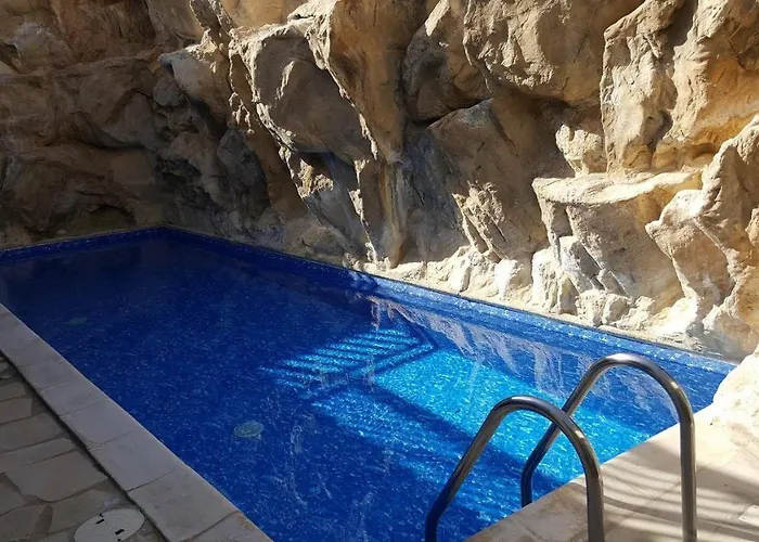 C5 Vanessa Poolside Appartement Peyia